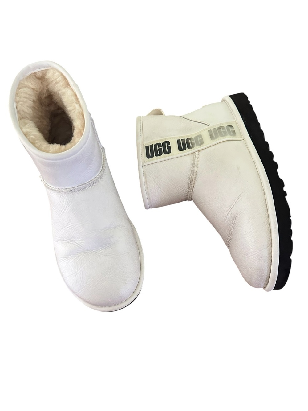 UGG Classic Mini Side Logo Boots Ultra
Matte White Suede Size 8 The UGG Classic
